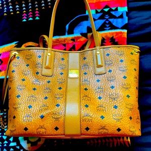 Selling my MCM MEDIUM tote bag